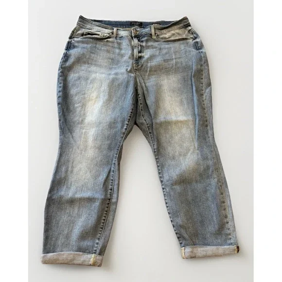 Judy Blue Womens 20W Boyfriend Fit Jeans Light Wash Stretch Cuffed JB82335 - Picture 2 of 12